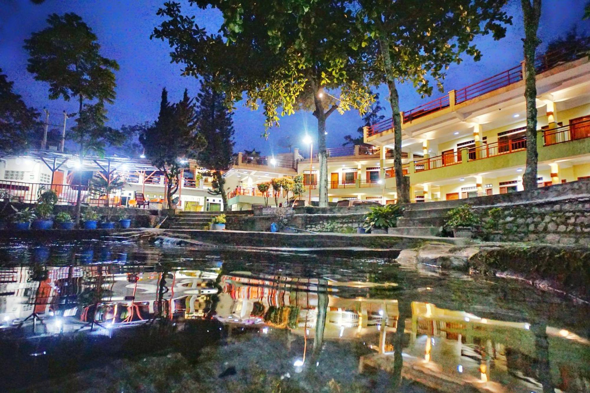 Pandu Lakeside Hotel Parapat Ngoại thất bức ảnh