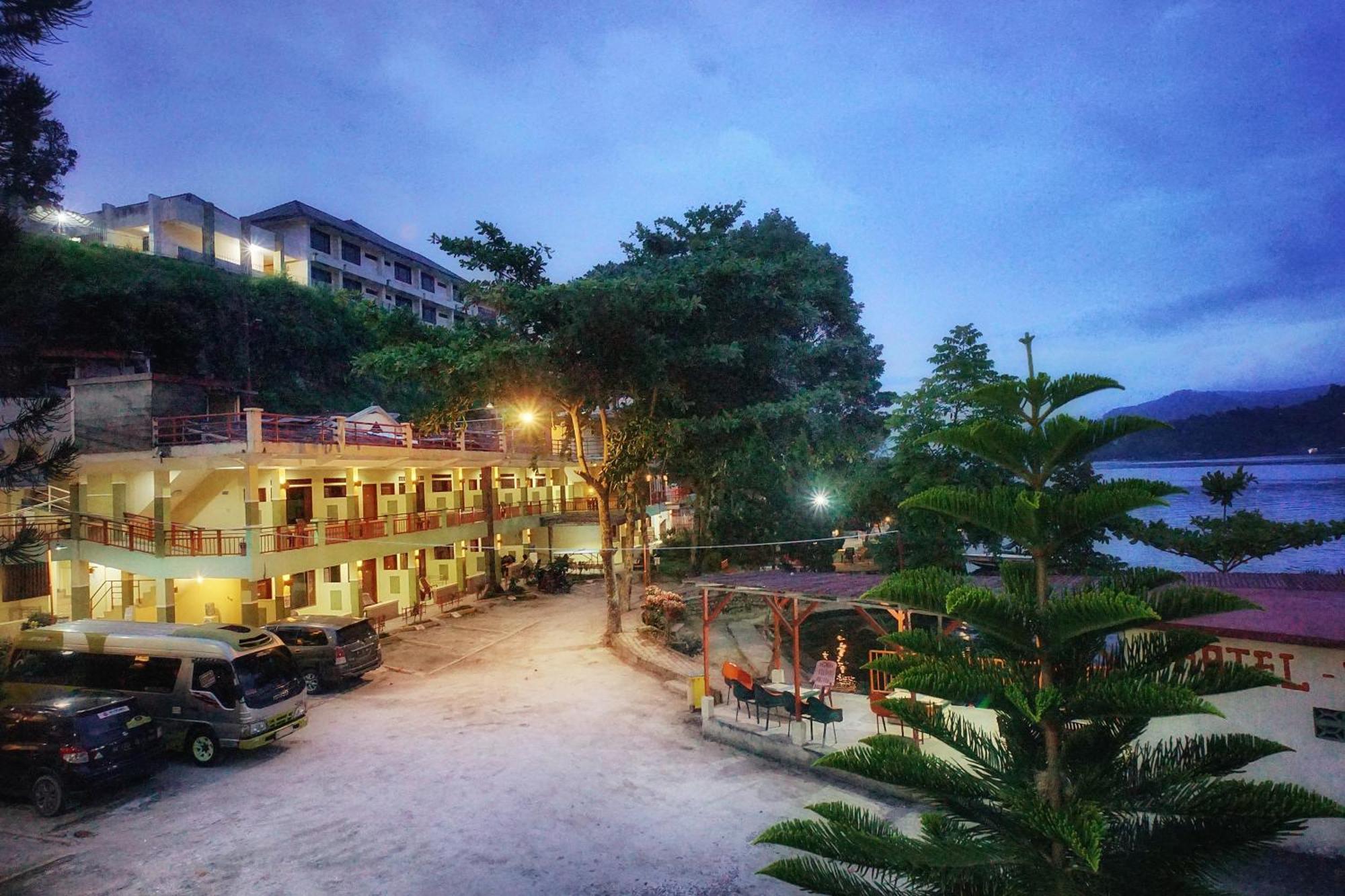 Pandu Lakeside Hotel Parapat Ngoại thất bức ảnh