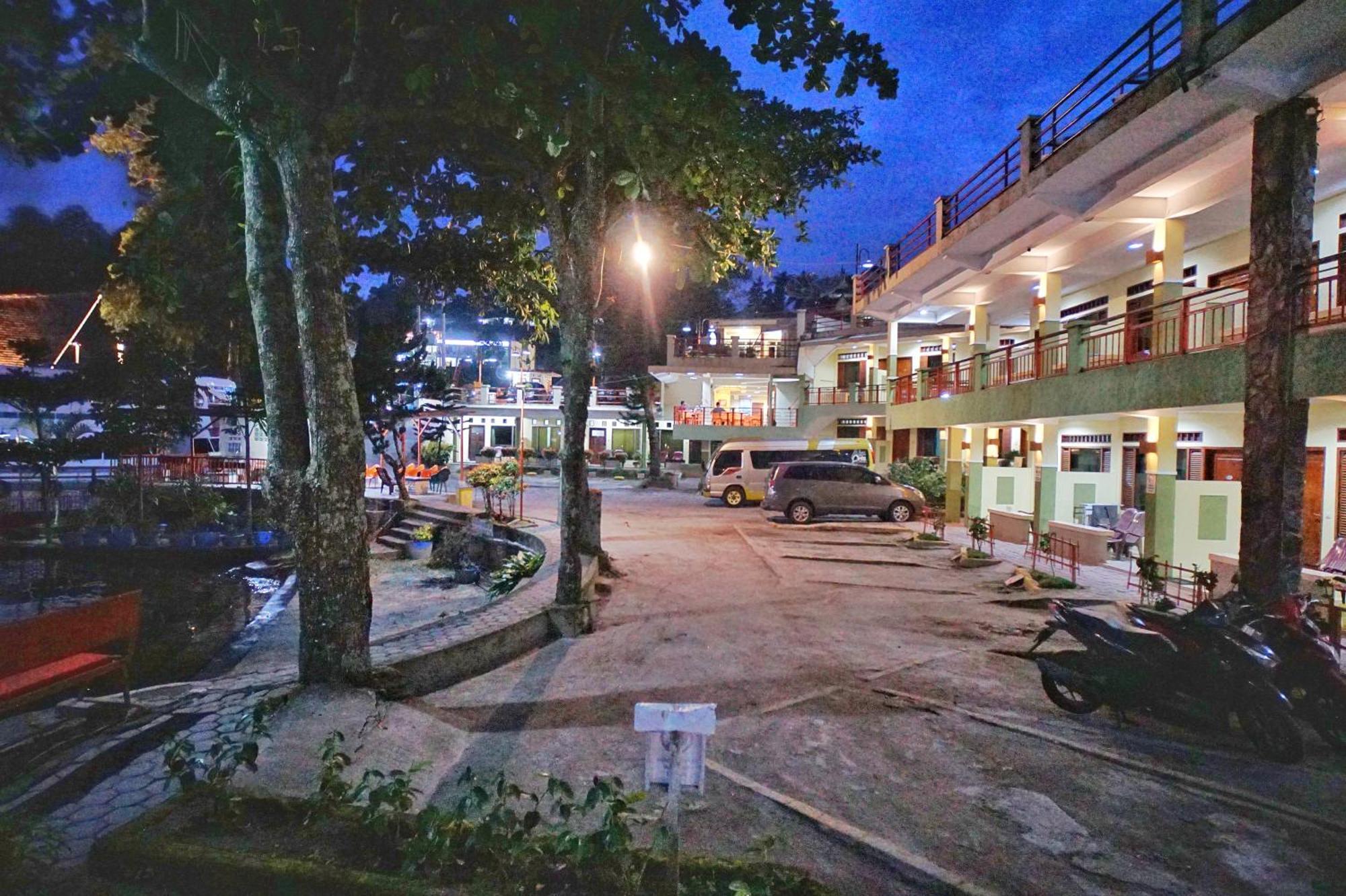 Pandu Lakeside Hotel Parapat Ngoại thất bức ảnh