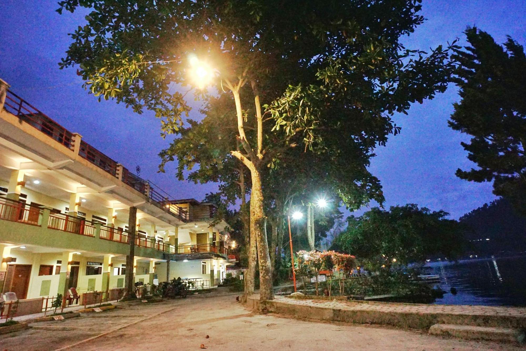 Pandu Lakeside Hotel Parapat Ngoại thất bức ảnh