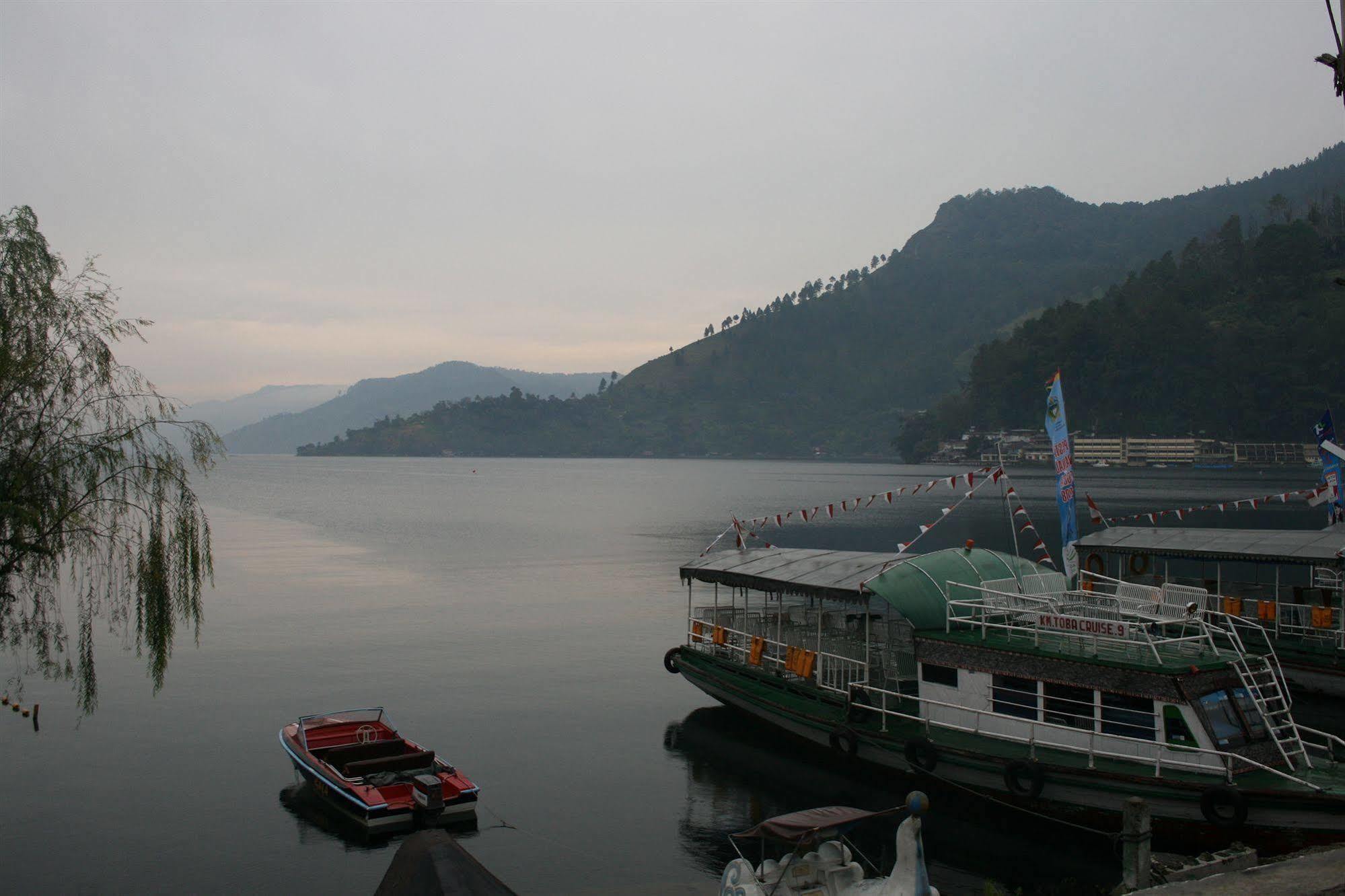 Pandu Lakeside Hotel Parapat Ngoại thất bức ảnh